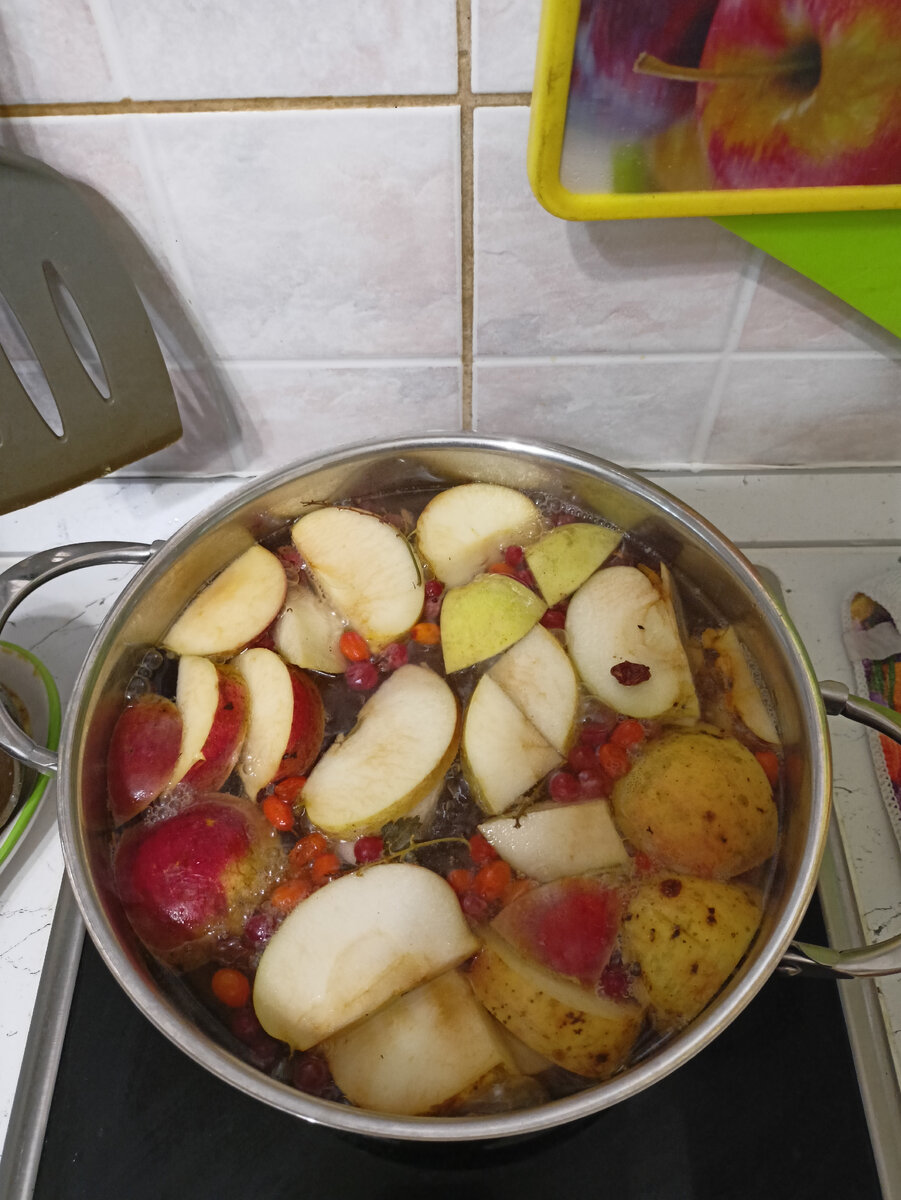 Все ягоды в компоте, кроме кураги, свои из сада.