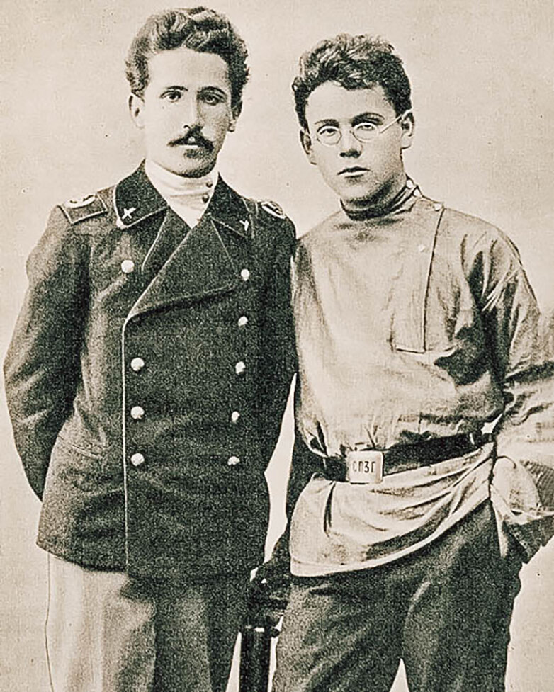 Самуил Маршак (справа) со старшим братом, Моисеем, студентом Петербургского политехнического института. Лето 1905 года.