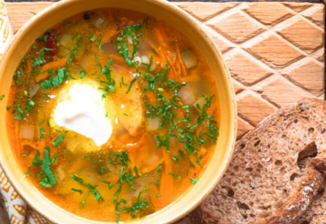 Рассольник с зеленью и сметаной, подача блюда