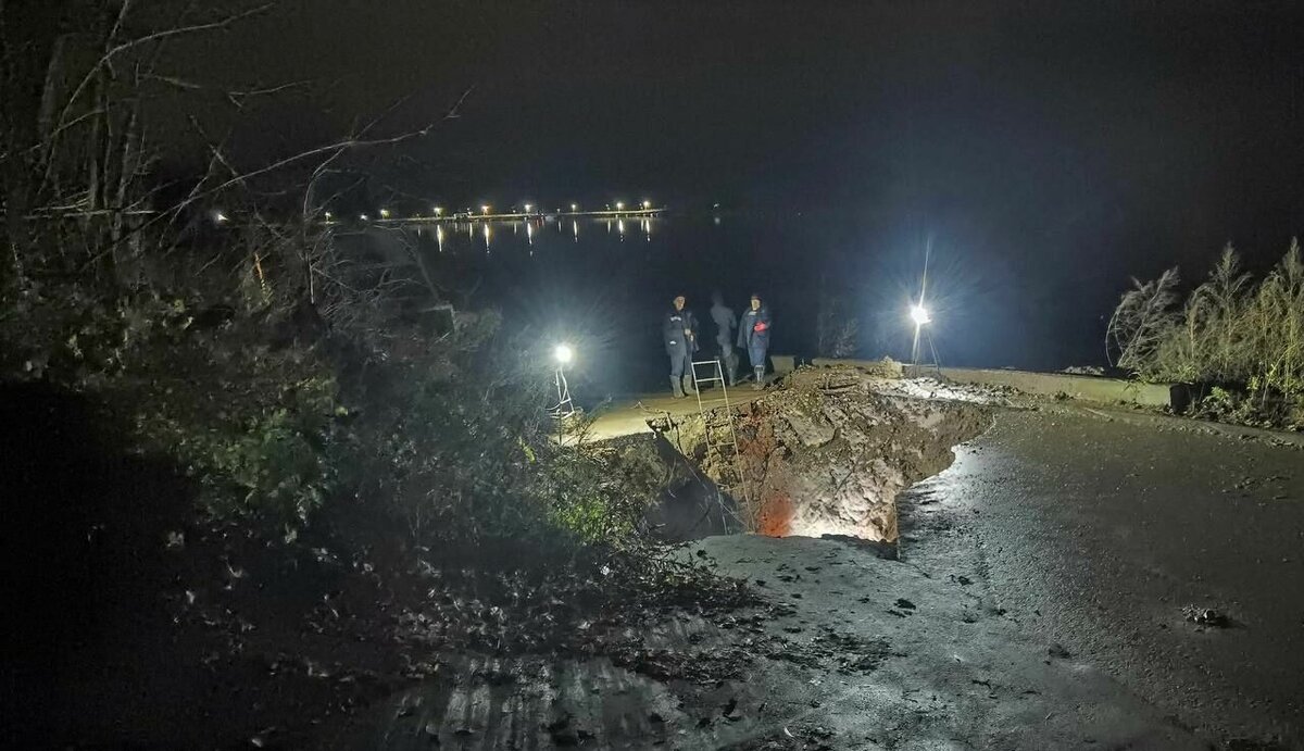     В Павлове Нижегородской области сегодня, 5 ноября, образовалась крупная яма на новой дороге. Информация появилась в Telegram-канале «Нижний № 1».