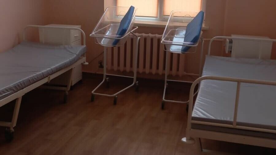     Сотрудники медучреждения рассказали Городу55, что оно фактически пустует. При этом в роддоме № 1 женщины лежат в коридоре.