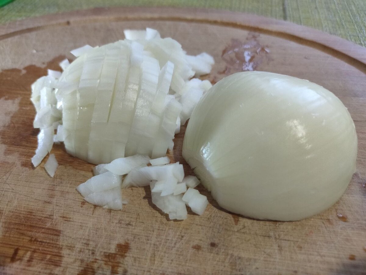 Вторую половину луковицы тоже шинкуем. Это фотография для красоты.