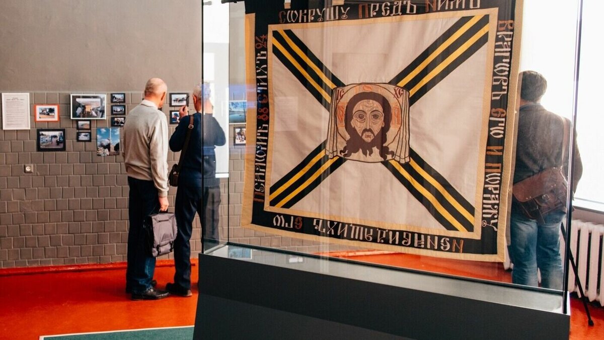     8 ноября в музее Ижевска пройдет церемония передачи копии исторического знамени Ижевской дивизии.