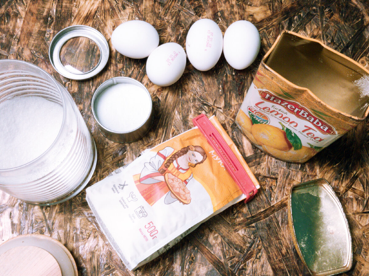 Для бисквита из кукурузной муки в мультиварке понабится  