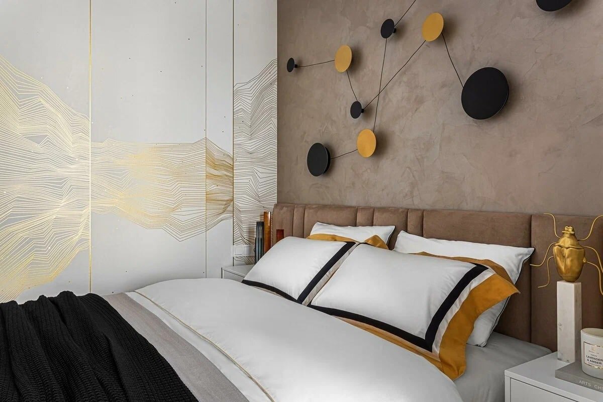 Зеркала, золотые детали и насыщенные цвета. Современный элегантный интерьер бывшей однушки 42 кв.м.