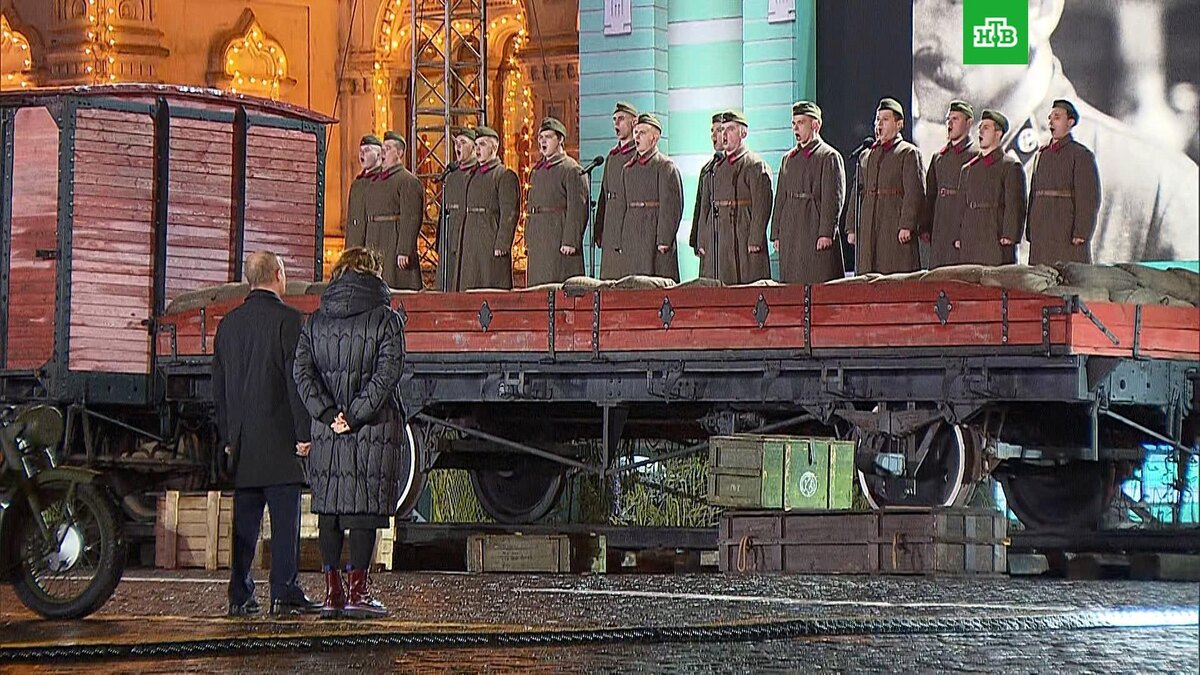    Хор на Красной площади исполнил для Путина «Священную войну»