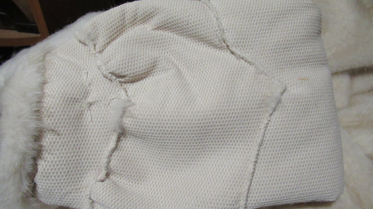 Манжет фигурный, основа трикотажная, отпарывать надо осторожно. Украшение на манжете можно не убирать, - шить мешать не будет. 