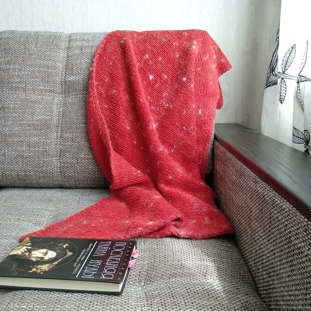 Для оформления статьи. Тут кавказская советская 100% шерсть в 2 сложения. С пухом кусками)) Но покалывает, теплююющая, уютно тяжелая вещь!  