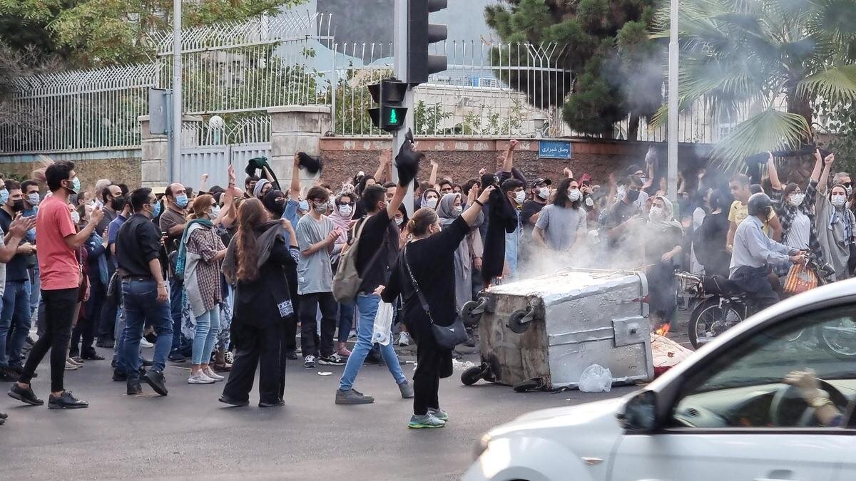    Протестующие переходят дорогу:STR / AFP / Getty Images