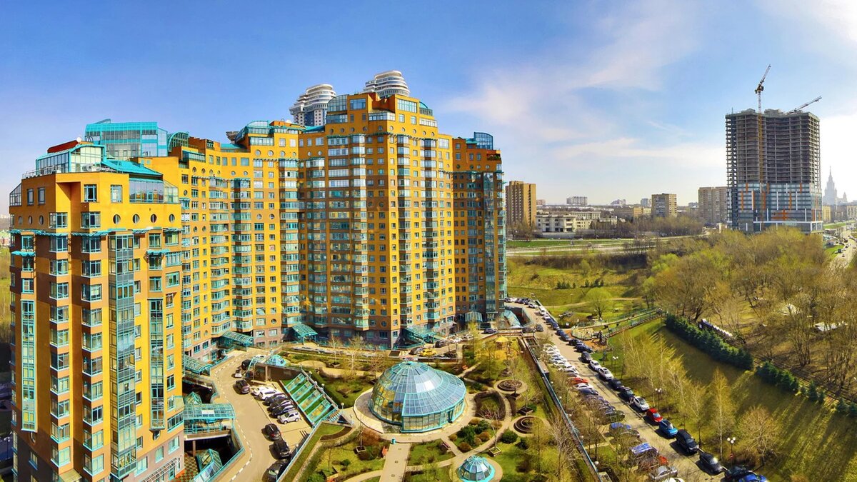 Зелёные сады с променадами во дворе 