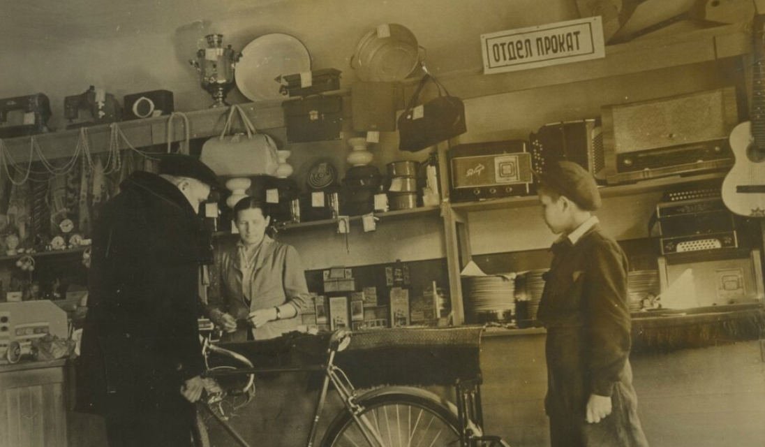 Советский пункт проката. Оригинал фото: https://ic.pics.livejournal.com/froged55/40915790/648209/648209_original.jpg