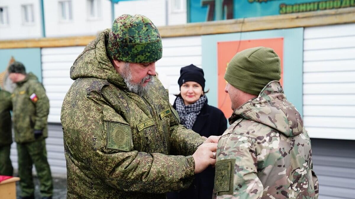    Губернатор Кемеровской области Сергей Цивилев во время посещения учебного центра в Юрге, где проходят подготовку кузбасские мобилизованные и добровольцы© Фото : пресс-служба правительства Кузбасса