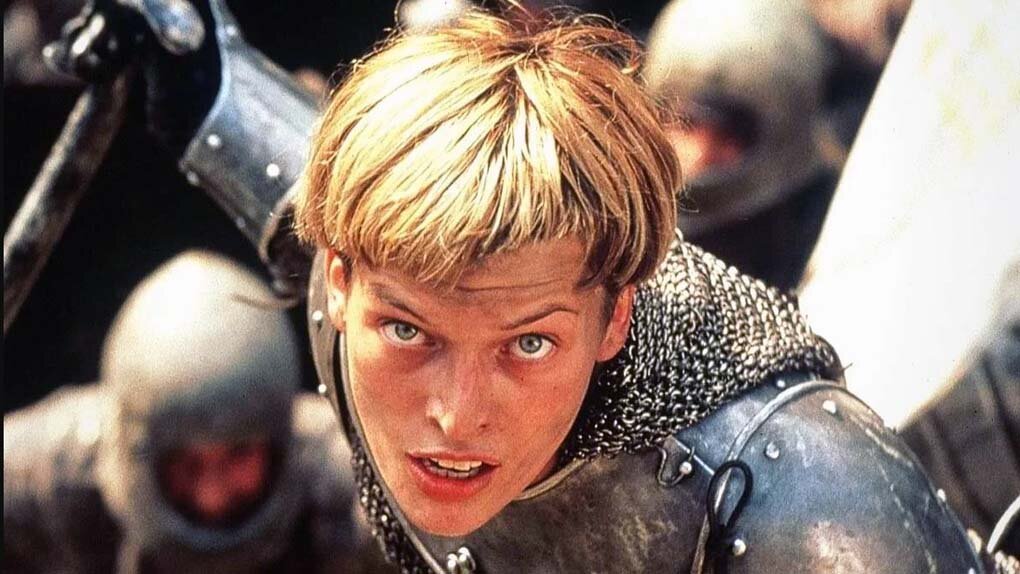 Мила Йовович в фильме Люка Бессона "Жанна Д'Арк" со стрижкой, модной среди сторонников парламента во время Великой английской революции. 