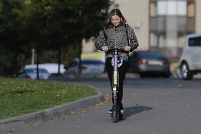    Девушка на электросамокате © Пресс-служба Министерства транспорта и дорожной инфраструктуры Московской области