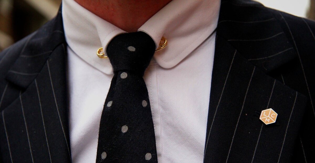 Воротник на булавке — старомодный, но очень необычный и интересный вариант.