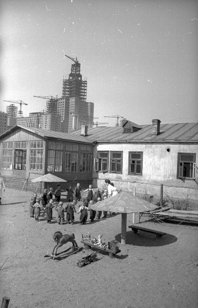 Эммануил Евзерихин Детский сад перед строящимся зданием МГУ
Дата съемки: 1952 год