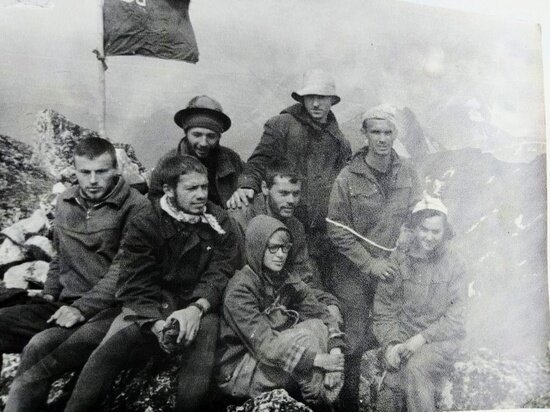     Старая фотка с группой: Крайний справа мужчина, положивший руку на плечо женщины, – это Виктор Буднев, рядом – его супруга. Фото сделано 2 августа 1967 года на пике Именинник. Фото: Кирилл Шипицин
