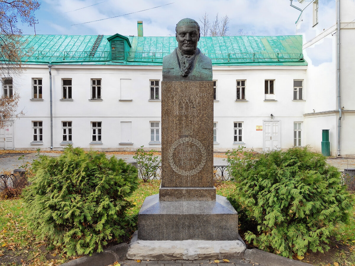 Все фото автора статьи. Надпись на постаменте: "Фëдоръ Петровичъ Гаазъ 1780-1853". И ниже: "Спѣшите дѣлать добро!"