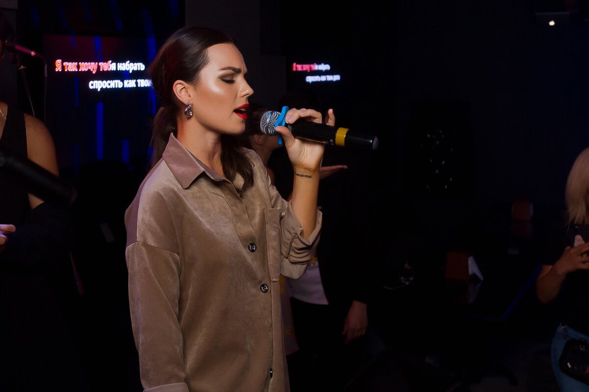 Karaoke hall, Santa Barbara Club