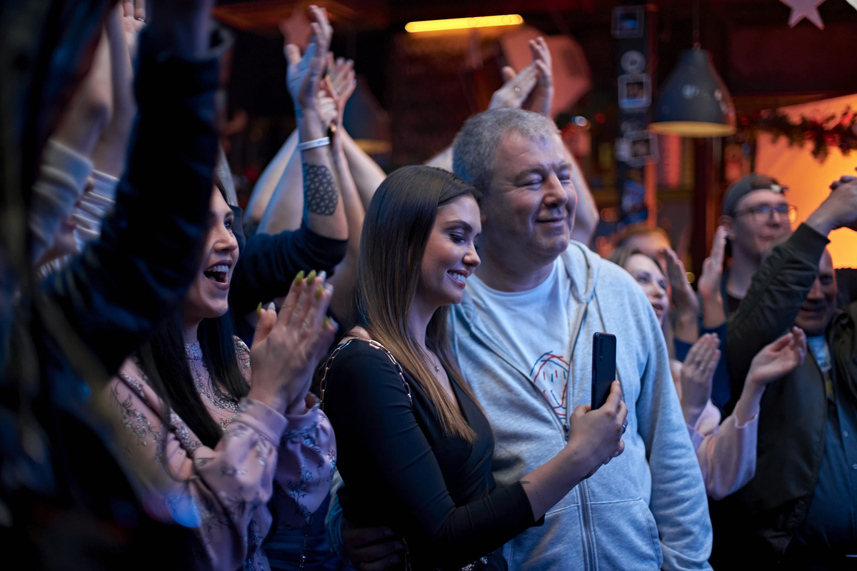 Добродетельная Милана и душный стендапер Гена, опьяненный успехом и не только, за 80 минут экранного времени узнают друг про друга много нового.