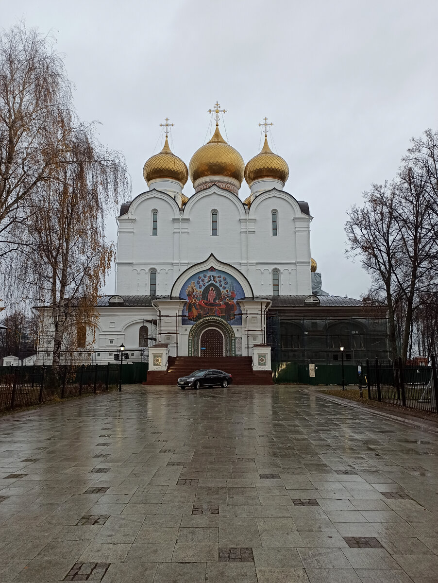 Успенский кафедральный собор. Является доминантой небережной.