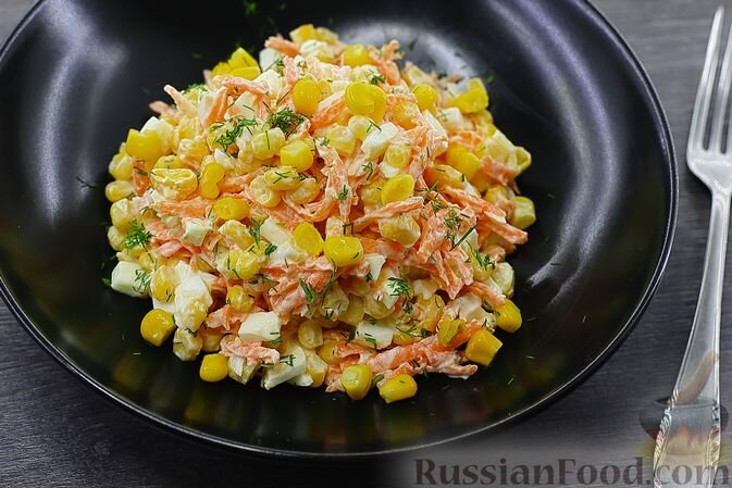 кукуруза консервированная, морковь, яйца, сметана, чеснок, зелень укропа, соль, перец чёрный молотый