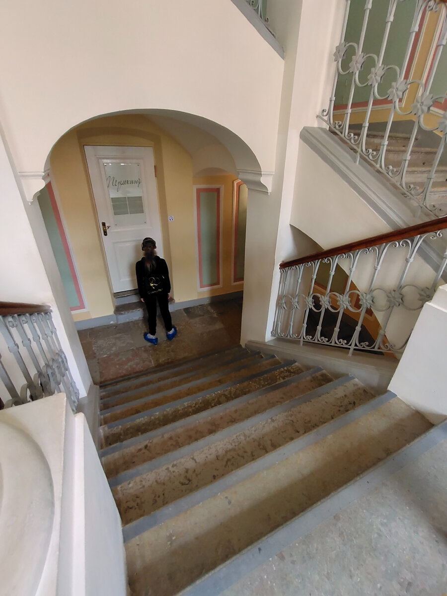 Вход для жильцов слева, прямо дверь на набережную с надписью