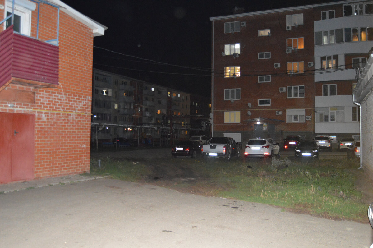 фото автора. 30.11.2022. Ночь в городском дворе.