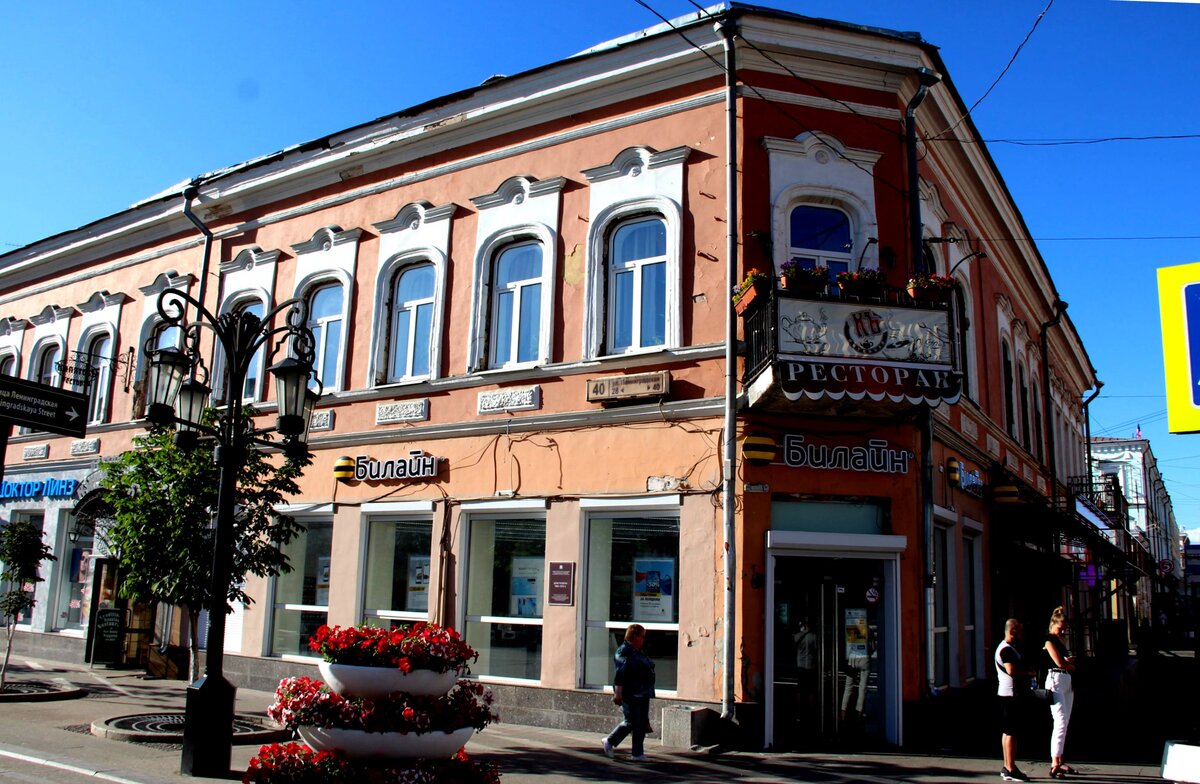 За счет огромных окон-витрин внутренние помещения светлые и "воздушные"