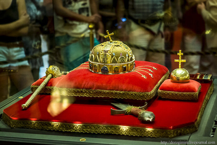 Корона Венгерских Королей, блин крест у них перекосило много сотен лет назад, вот королевство и рухнуло!!!