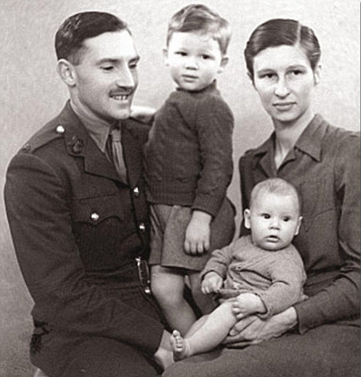 На фото отец Роджера, Эрик Флетчер Уотерс