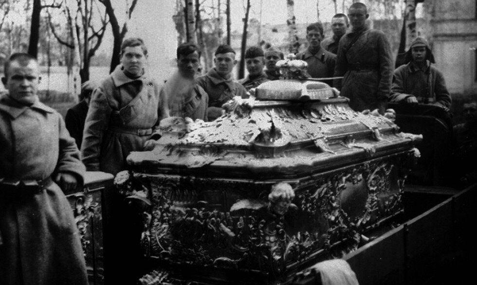 Эксгумированная большевиками рака с мощами Александра Невского