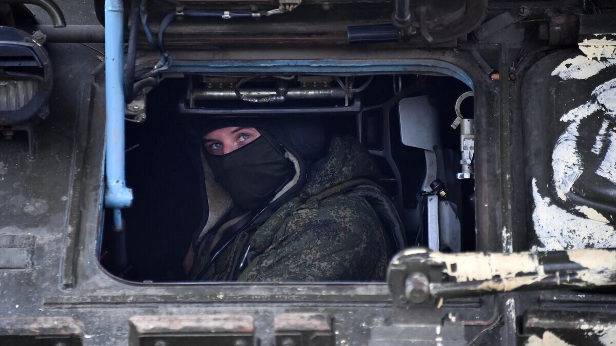    Военнослужащий РФ в радиолокационной станции подсвета и наведения ракет сил противовоздушной обороны (ПВО) России на Запорожском направлении© РИА Новости / Евгений Биятов