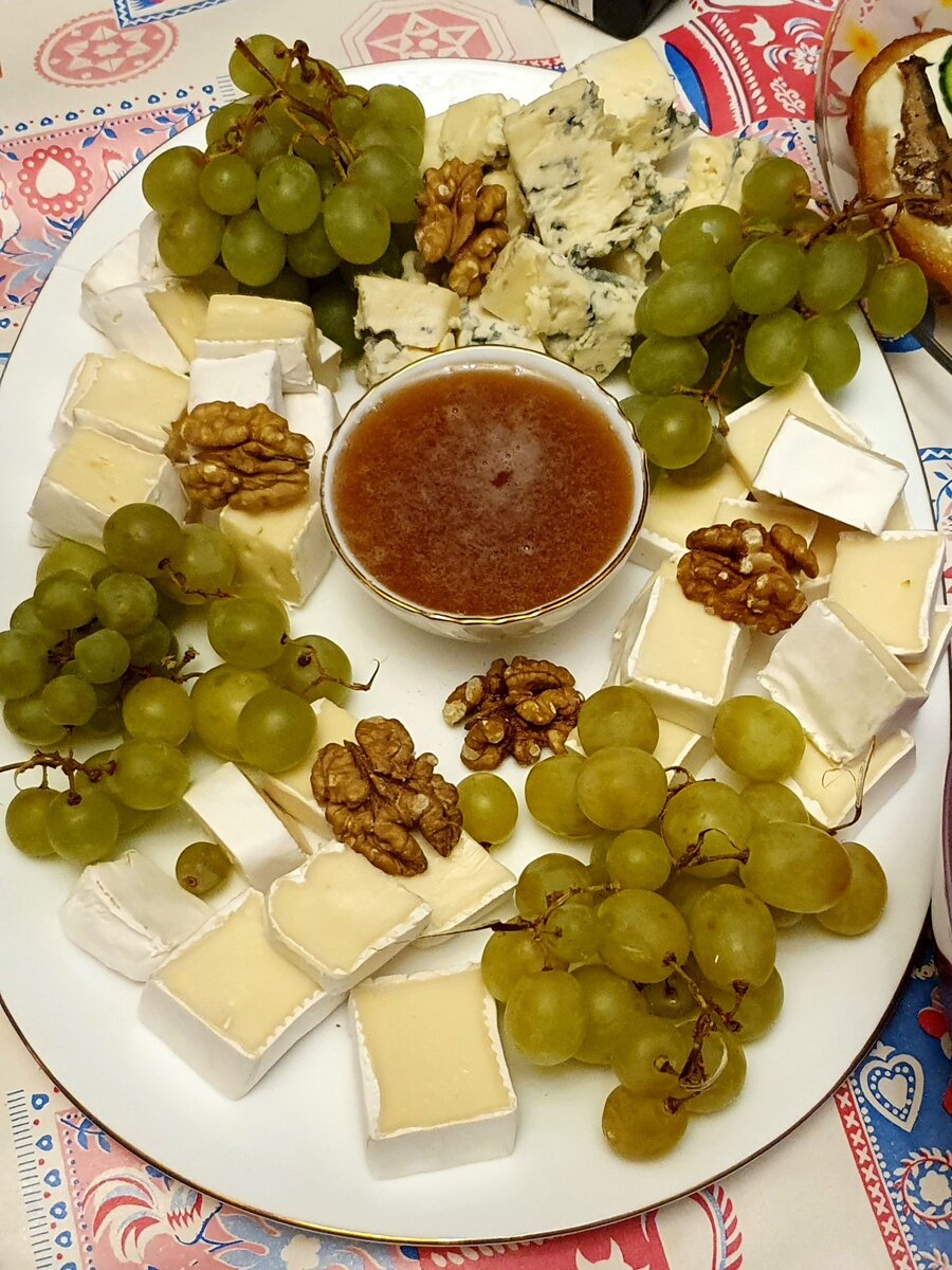 фото автора ( моя 1 сырная тарелка).