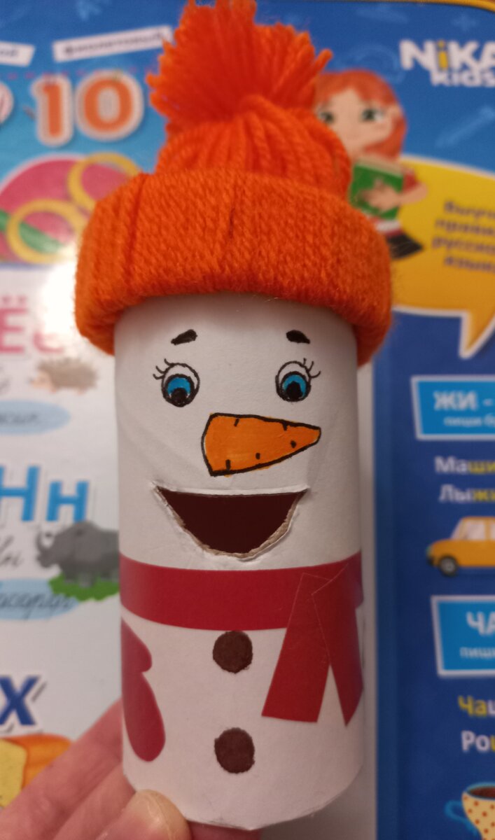 Снеговик. Шапочка из пряжи и кольца картона чуть большего диаметра, чем сама втулка. Мастер класс по изготовлению подобной шапочки можно найти в интернете.😉