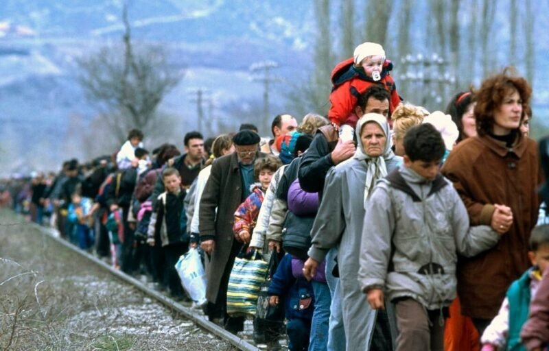 Переход украинских беженцев украино-польскую границу.