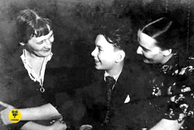 Слева направо: Анна Ахматова, Алексей Баталов и его мать Нина Ольшевская.