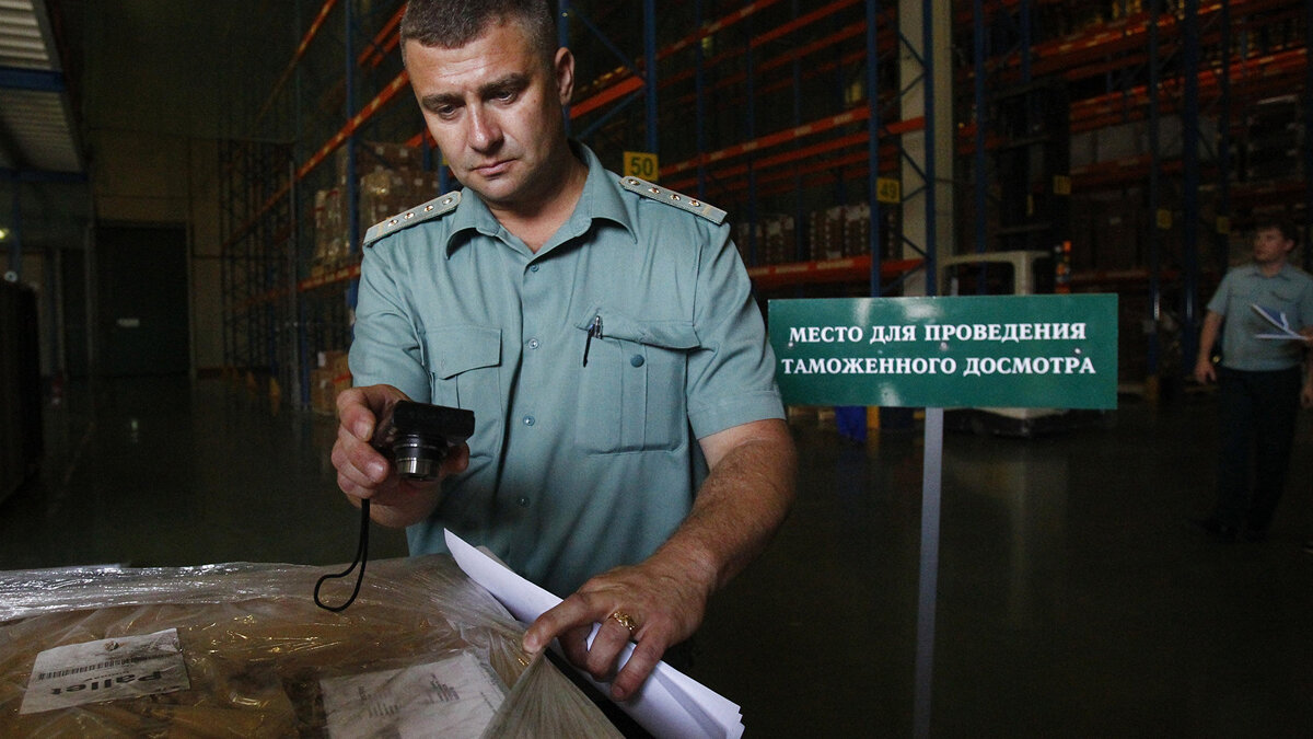    *Сотрудник Федеральной таможенной службы досматривает груз© РИА Новости . Михаил Воскресенский, STF