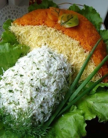 Ингредиенты:

- Куриная грудка-2 шт(800гр); 
- шампиньоны 600-700гр; 
- 6 шт яиц варенных; 
- 2-3 луковицы репчатых среднего размера; 
- 2-3 моркови средних; 
- сыр твёрдый 100гр; 
- майонез; 
- специи(карри); 
- зелень.

Приготовление:

Обжарить грибы с луком и выложить на дуршлаг, (чтоб лишний жир ушёл) Грудку обжарить с карри,нарезать на кубики. яйца (желтки тоже нарезать) добавить майонез, 
или сметану, посолить по вкусу. Выложить на блюдо, придав форму грибочка, ножку оформляем тёртым на мелкой тёрке белком (присыпать укропом), шляпку-варенная 
морковь потёртая на мелкой тёрке, низ шляпки сыром тёртым.
Готовьте с удовольствием и Приятного Вам и Вашим близким!!!