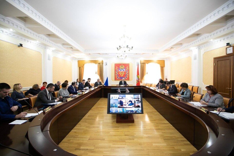     На заседании правительства обсудили вопрос повышения зарплаты бюджетникам и строительство нового бассейна  Правительство Оренбургской области