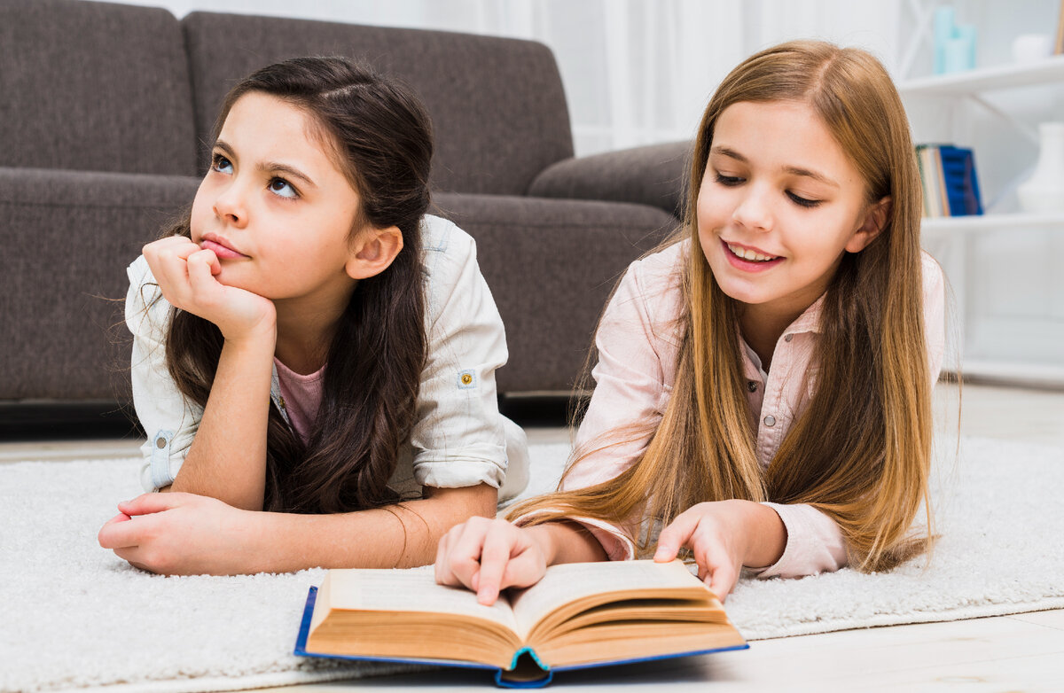 Мамины подруги читать. Девочка учит картинка. Подружки книга читать. 2 Подруги читать книги. Две подружки читают книгу.
