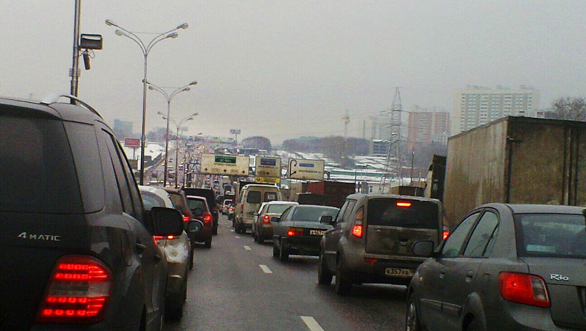     В Ростове-на-Дону сложилась сложная транспортная ситуация утром 8 декабря на многих улицах города, говорится в сервисе «Яндекс.Карты».