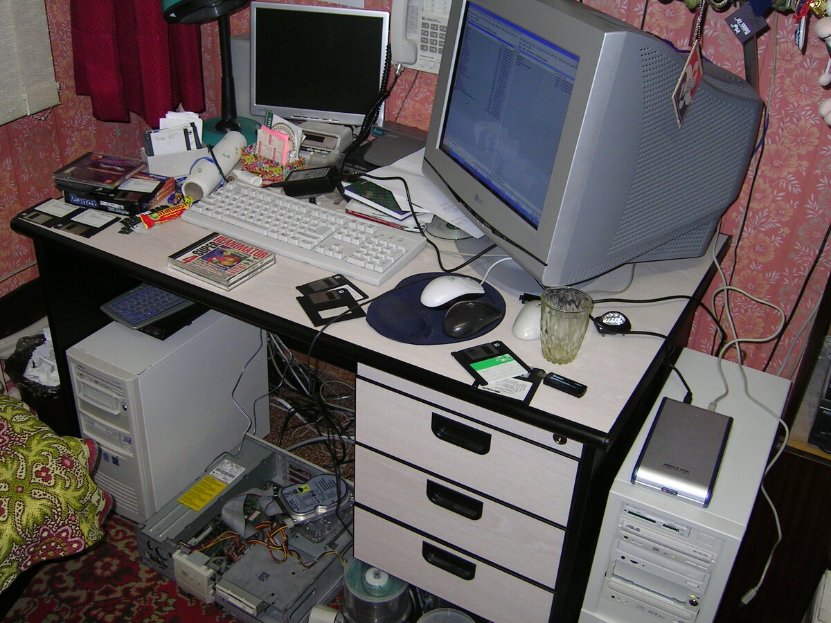 Сверхпопулярный для того времени телефон панасоник, АОН, редкий бокс IDE-to-USB и куча дискеток (реанимировал найденный на работе десктоп HP с Intel DX4-100 на SIMM памяти). А как вам US Robotics Courier 56k? Клавиатуру узнали?