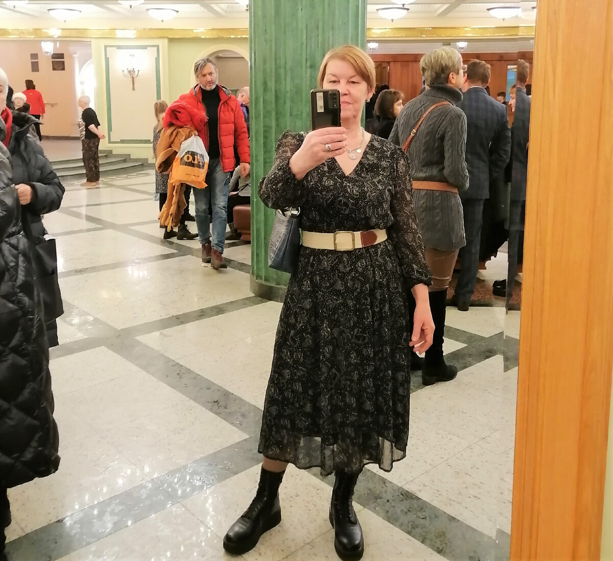 Перед спектаклем. То самое платье, что недавно купила