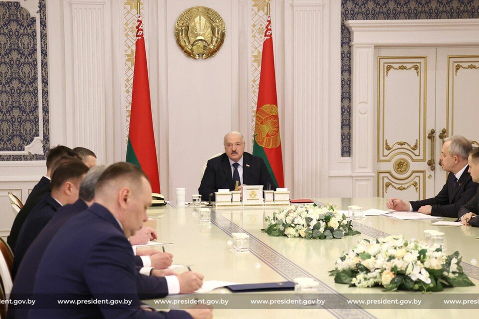     Лукашенко предложил сократить чиновников в исполкомах и отправить их на работу в сельское хозяйство. Фото: пресс-служба президента