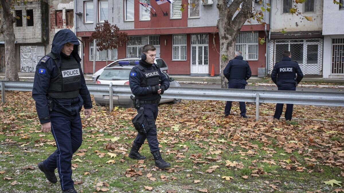    Сотрудники полиции Косово в Митровице© AP Photo / Visar Kryeziu