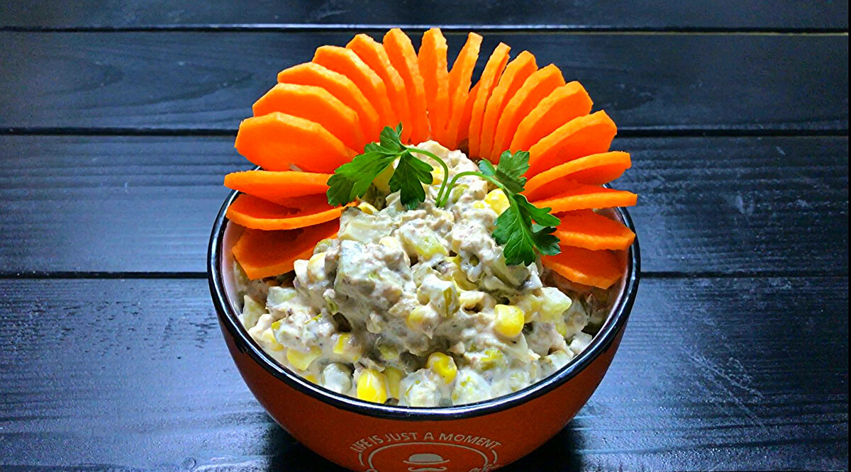 Салат «Кролик» с рыбными консервами — рецепт с фото пошагово