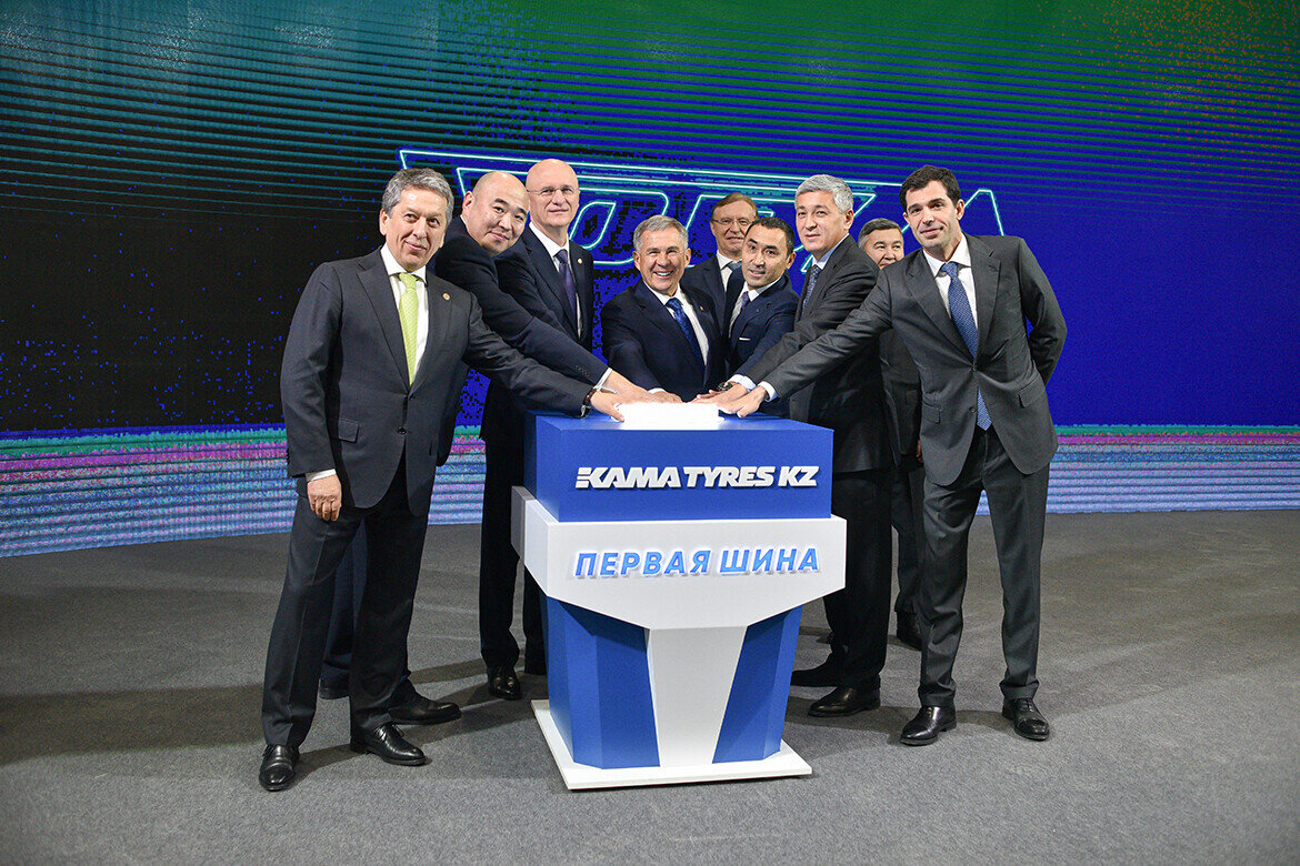 Рустам Минниханов находится в Казахстане с рабочим визитом и прибыл в Астану из Карагандинской области, где утром состоялся выпуск первой шины на заводе KamaTyresKZ. Фото: president.tatarstan.ru