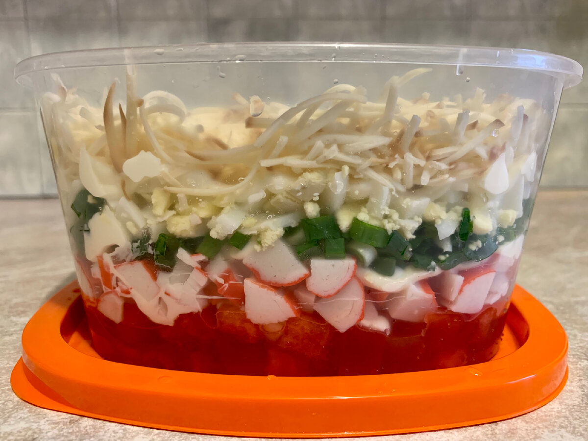 В контейнере т. к. поедет к мужу на работу 