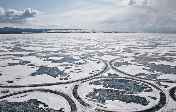 Круги на льду озера Байкал. Фото: jimdenevan.com